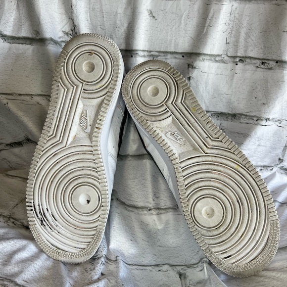 Nike Air Force one Mens 8 great condition! Low top white with black swoosh - Picture 6 of 8